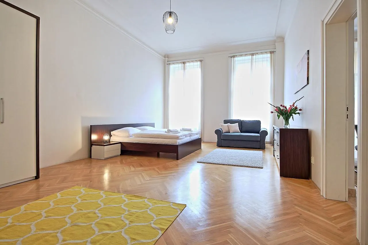 Louvre Apartment プラハ 0*,